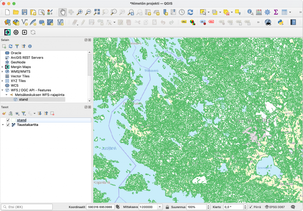 Metsävarakuviot-karttataso avoinna QGIS-paikkatietosovelluksen karttaikkunassa. Mittakaavaksi on asetettu 1:200 000.
